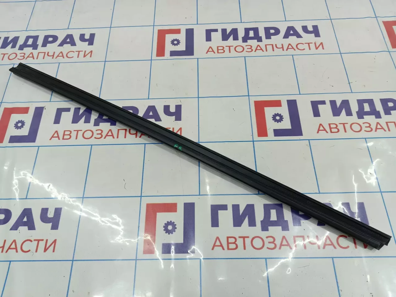 Уплотнитель стекла двери переднего правого Volkswagen Polo Sedan (Mk5)  6RU8374805AP